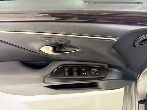 Used 2019 Lexus ES 350 w/ Ultra Luxury Package image 12