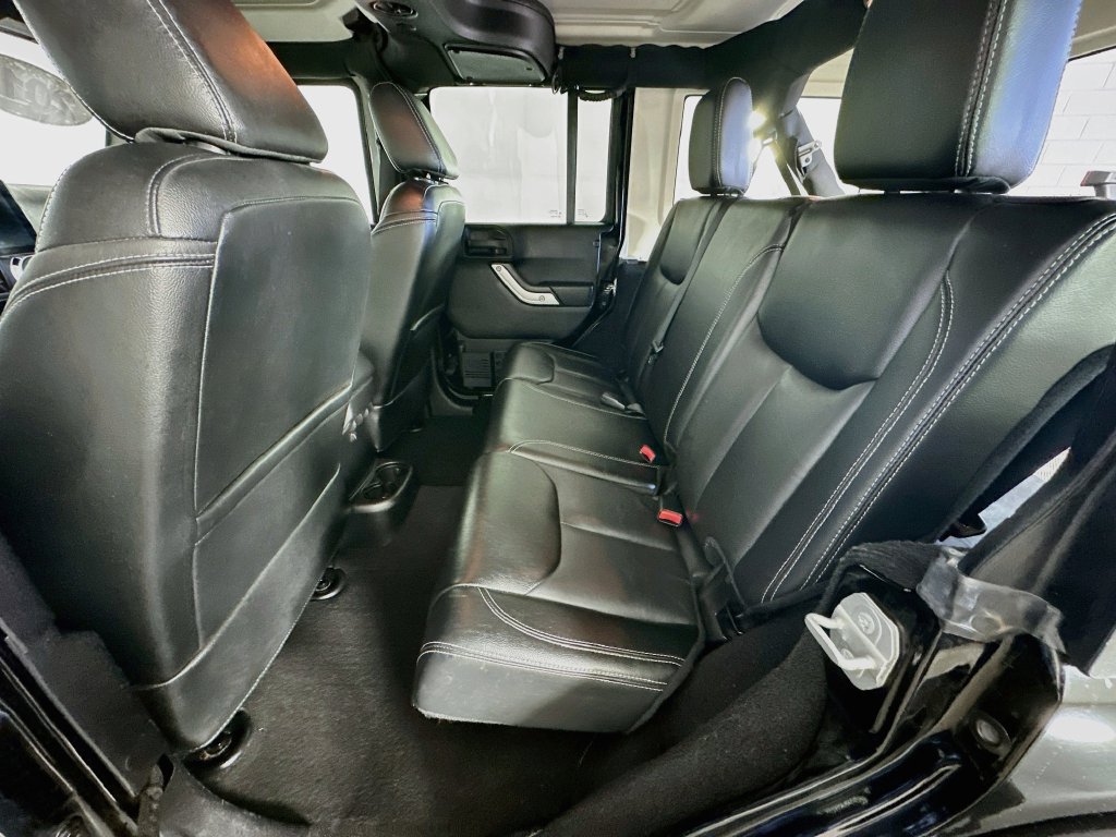 Used 2016 Jeep Wrangler Unlimited Sahara w/ Connectivity Group AWD/4WD image 30