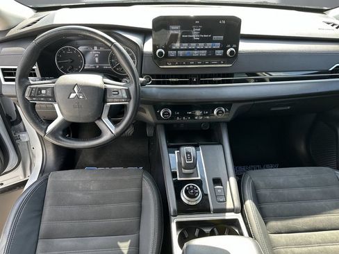 Used 2023 Mitsubishi Outlander SE FWD image 18