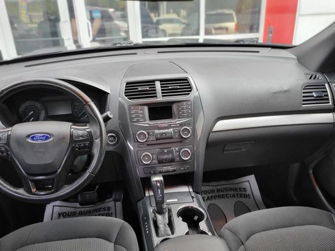 Used 2017 Ford Explorer XLT FWD image 9