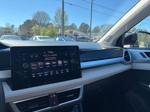 Used 2025 Volkswagen Taos SE image 36