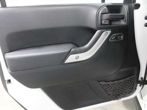 Used 2012 Jeep Wrangler Rubicon w/ PWR Convenience Group image 6