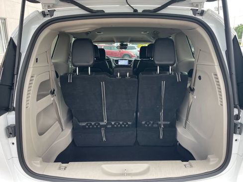 Used 2023 Chrysler Pacifica Touring-L FWD image 26