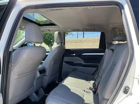 Used 2019 Toyota Highlander XLE FWD image 13