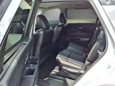 Used 2025 Nissan Pathfinder SL FWD image 25
