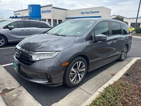 Used 2021 Honda Odyssey Touring image 2