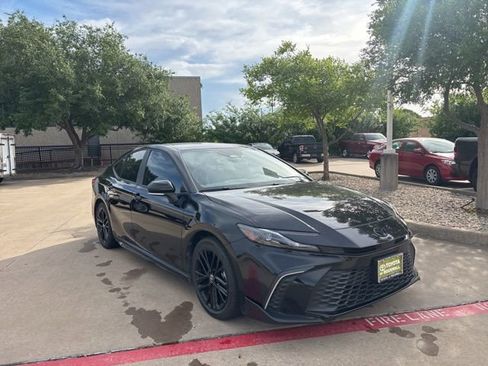 Used 2025 Toyota Camry SE w/ Convenience Package image 3