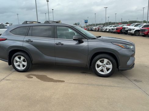 Used 2023 Toyota Highlander LE image 9