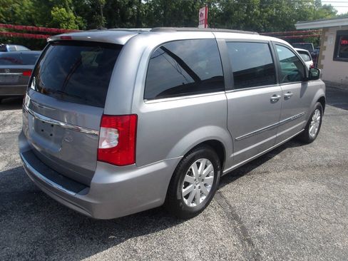 Used 2014 Chrysler Town & Country Touring FWD image 4
