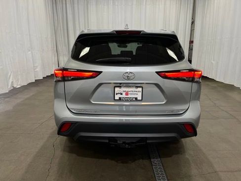 Used 2022 Toyota Highlander XLE AWD/4WD image 5