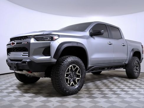 Used 2025 Chevrolet Colorado ZR2 w/ Technology Package AWD/4WD image 2