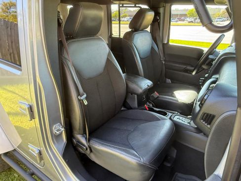 Used 2017 Jeep Wrangler Unlimited Sahara image 16