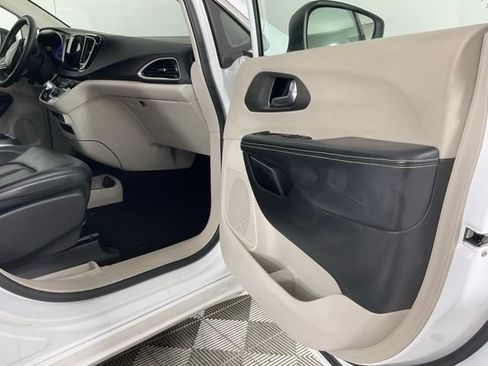 Used 2023 Chrysler Pacifica Touring-L FWD image 18