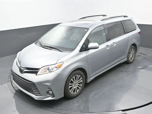 Used 2020 Toyota Sienna XLE image 16