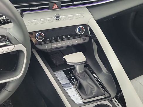 Certified 2025 Hyundai Elantra Limited image 18