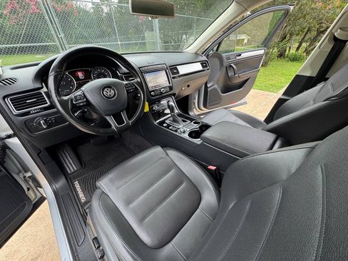 Used 2016 Volkswagen Touareg Sport AWD/4WD image 30