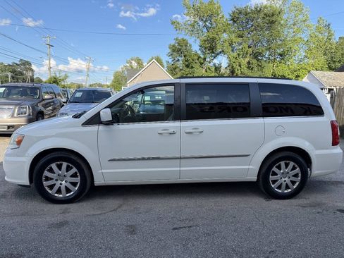 Used 2013 Chrysler Town & Country Touring FWD image 5