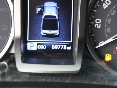 Used 2022 Toyota Tacoma TRD Off-Road image 32