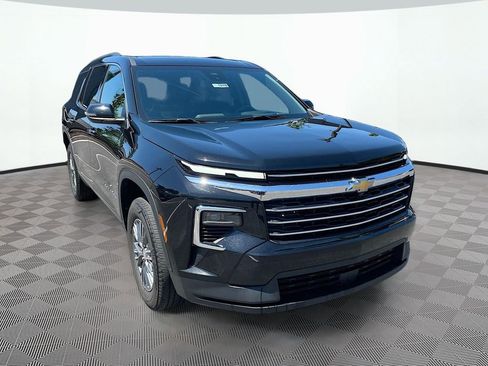 Used 2025 Chevrolet Traverse LT FWD image 3