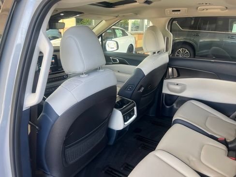 Certified 2025 Kia Carnival SX w/ SX Dark Edition Package FWD image 10