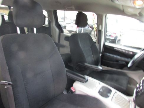 Used 2015 Dodge Grand Caravan SXT image 31