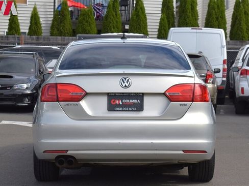 Used 2012 Volkswagen Jetta TDI w/ TDI Appearance Pkg FWD image 4