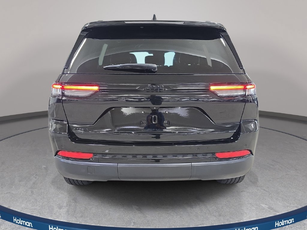 Used 2024 Jeep Grand Cherokee Altitude AWD/4WD image 8