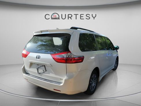 Used 2020 Toyota Sienna XLE FWD image 21