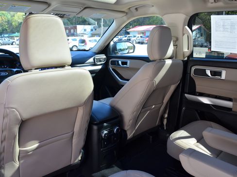 Used 2022 Ford Explorer XLT w/ Equipment Group 202A image 17