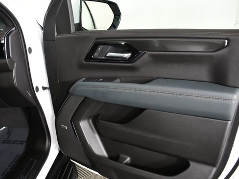 Used 2025 GMC Yukon AT4 AWD/4WD image 43