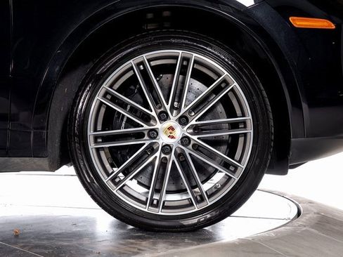 Used 2022 Porsche Cayenne Turbo S image 15