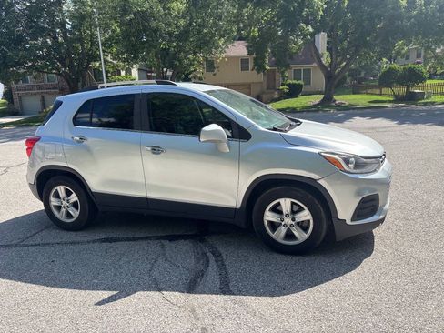 Used 2019 Chevrolet Trax LT w/ LT Convenience Package FWD image 5