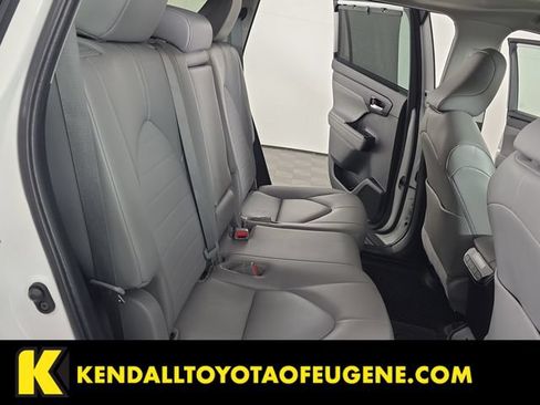 Used 2023 Toyota Highlander XLE AWD/4WD image 28