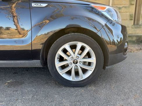 Used 2018 Kia Soul + FWD image 38
