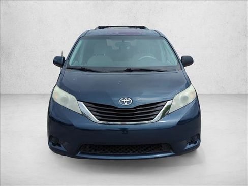 Used 2011 Toyota Sienna LE w/ Towing Pkg FWD image 2
