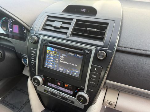 Used 2012 Toyota Camry XLE w/ Leather Pkg image 19