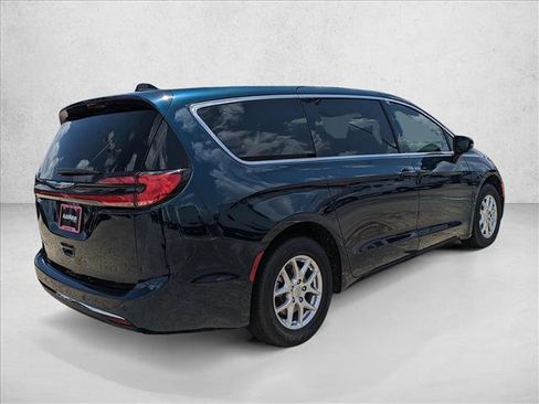 New 2025 Chrysler Pacifica Select image 2
