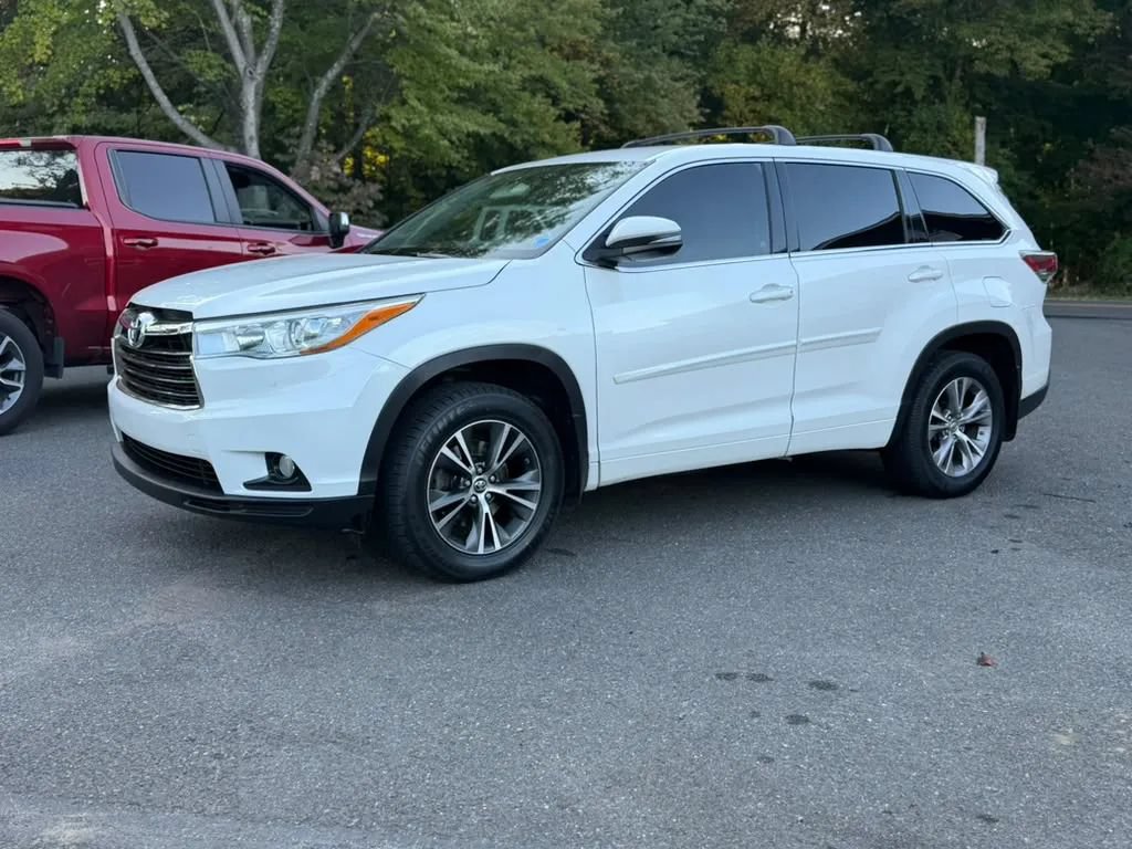 Used 2015 Toyota Highlander Plus AWD/4WD image 2