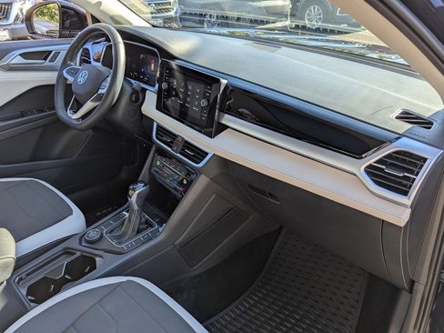 Used 2025 Volkswagen Taos SE w/ Panoramic Sunroof Package image 35