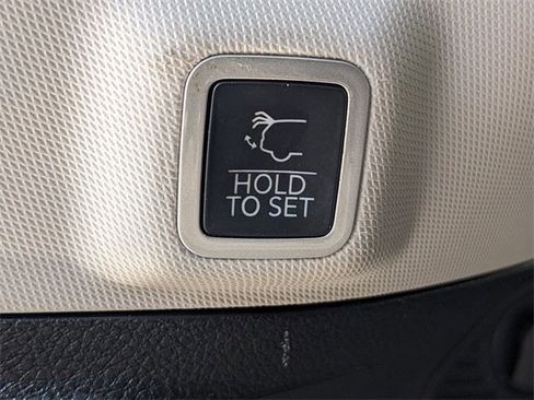 Certified 2022 Jeep Grand Cherokee Limited image 28