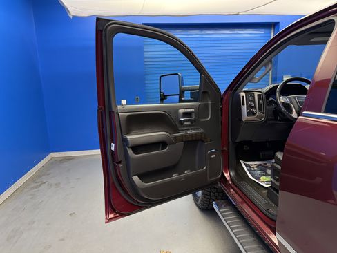 Used 2016 GMC Sierra 2500 Denali w/ Duramax Plus Package AWD/4WD image 10