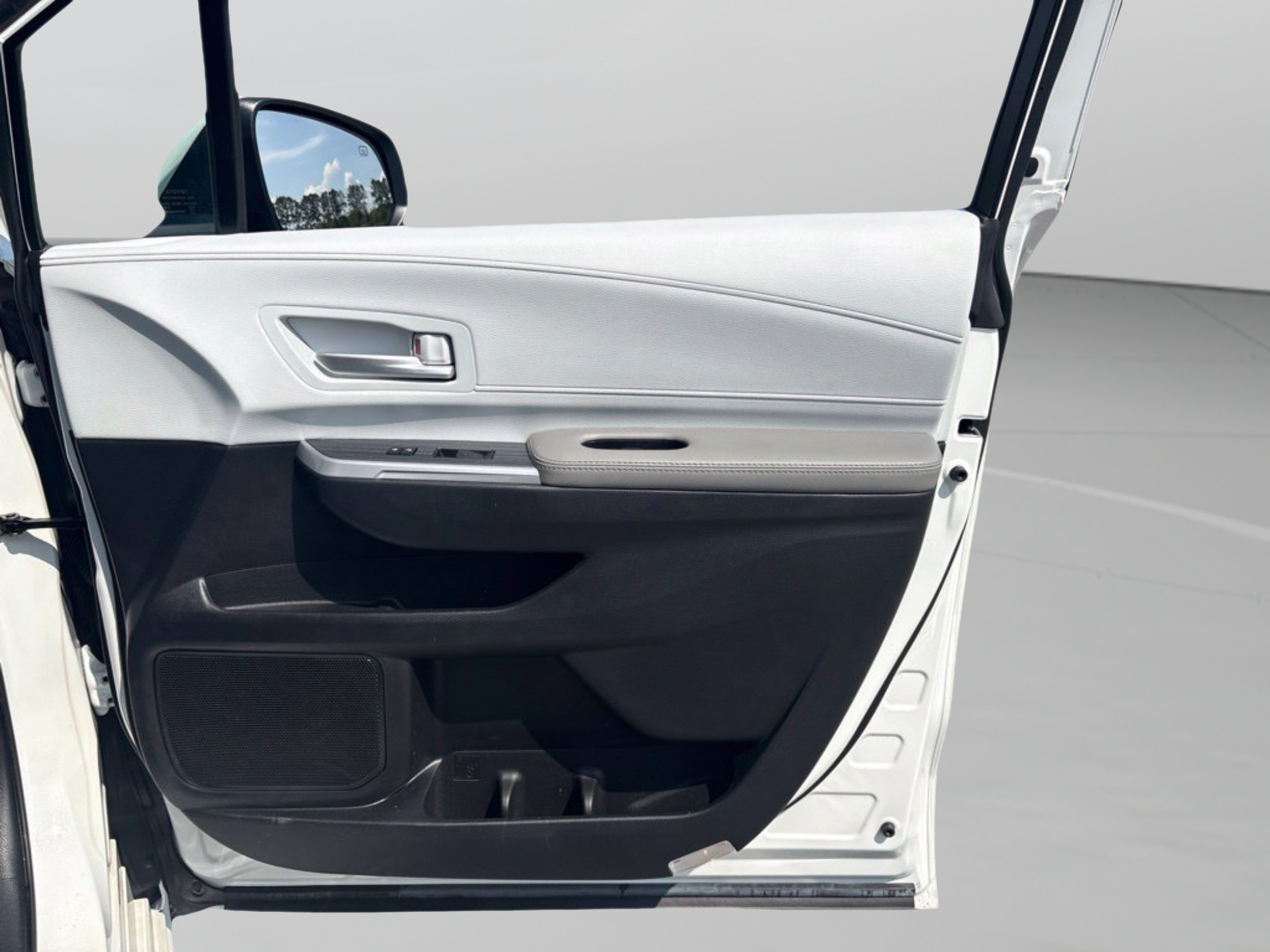 Certified 2026 Toyota Sienna XLE FWD image 30