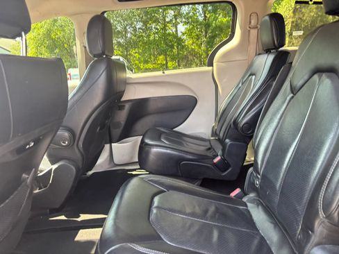 Used 2022 Chrysler Pacifica Touring-L FWD image 14