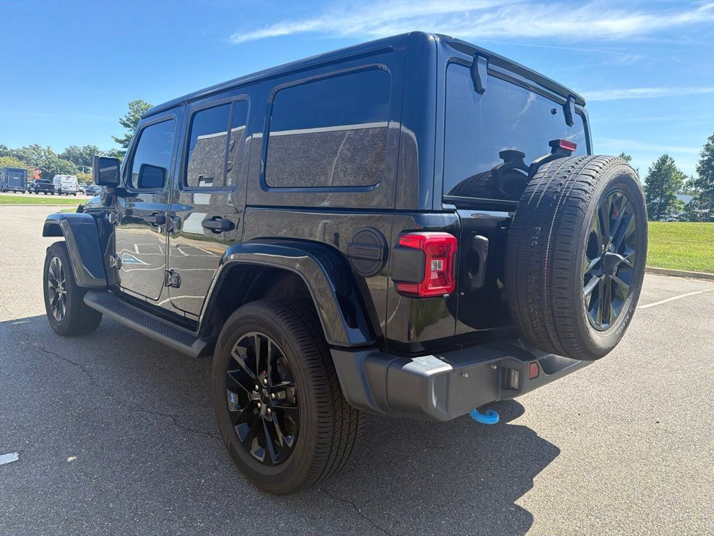 Used 2022 Jeep Wrangler Unlimited Sahara w/ Cold Weather Group AWD/4WD image 5