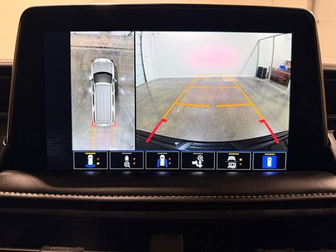 Used 2024 GMC Yukon XL SLT w/ SLT Luxury Package image 24