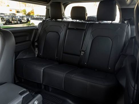 Used 2025 Land Rover Defender 90 X-Dynamic SE image 23