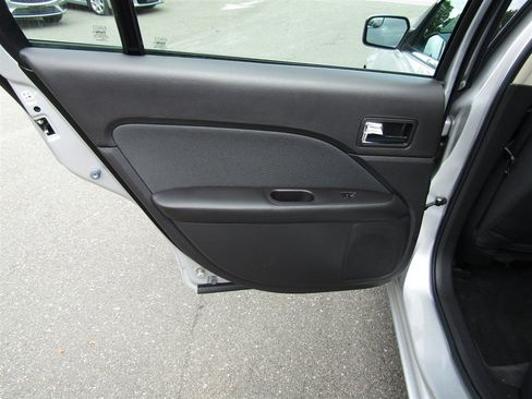 Used 2011 Ford Fusion SE FWD image 16