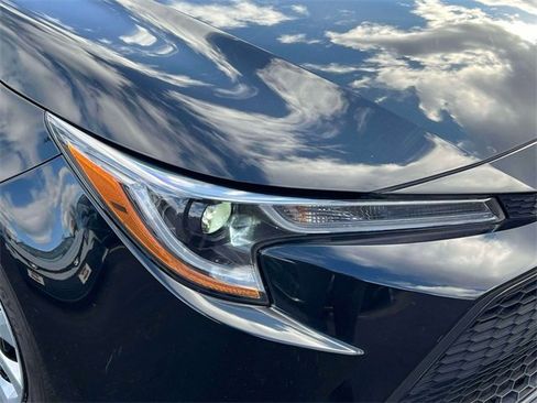 Used 2022 Toyota Corolla LE image 12