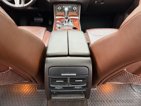 Used 2011 Volkswagen Touareg Executive image 16