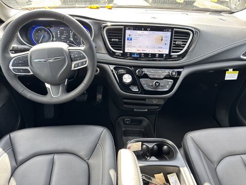 New 2026 Chrysler Pacifica Select image 5